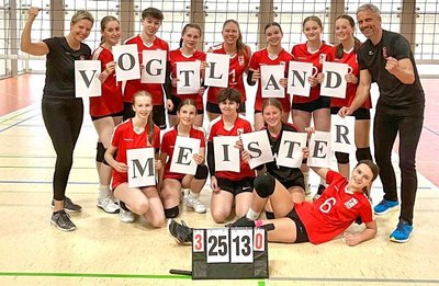 Die Trainer Kristin (ganz links) und André Glöckner sind stolz auf ihre Mannschaft, die dem VSV den nächsten Titel bescherte. 