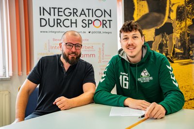 Engagiert sich auch neben dem Handball: HSG-Torhüter Benjamin Fernandez Urrutia, der beim KSB als Vereinsberater für Integration tätig ist. Links KSB-Geschäftsführer Benjamin Kahlert.