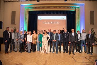 Diese 18 Ehrenamtler aus dem Vogtland sind von Landrat Thomas Hennig (CDU, links im Bild) ausgezeichnet worden.