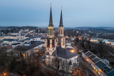 Die Zwillingstürme der Jakobikirche prägen das Stadtbild von Oelsnitz.