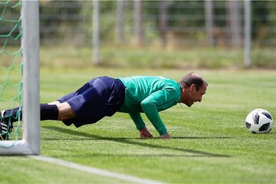 Immer gut, wenn der Trainer noch was vormachen kann ... Der neue FSV-Chefcoach Joe Enochs beim Training der Zwickauer Profis.