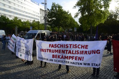 Diese Demonstranten protestieren gegen eine Kundgebung von Pro Chemnitz am Marx-Monument.