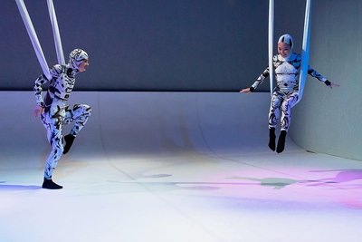 In fantasievollen Schwarz-Weiß-Trikots schweben die Tänzer wie Möwen über die Bühne. An der Decke aufgehängte Yoga-Tücher helfen, den Eindruck von Schwerelosigkeit zu vermitteln. 