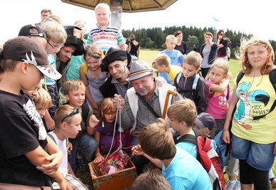 Der Schatz ist gefunden: Zirka 50 Kinder unterstützten am Dienstag Fritz Stülpner bei der Suche am Spiegelwald.