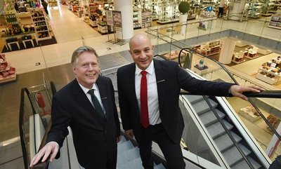 Karl Doersch übergibt im Chemnitzer Kaufhof den Staffelstab an Agâh Schaumburg.