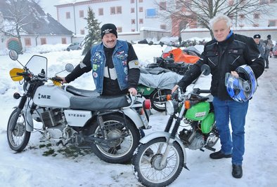 Das Wintertreffen wurde abgesagt. Dennoch rückten Jörg Hinzsch aus Altenburg (l.) mit einem ETZ 250-Gespann und Jörg Thiele aus Bärenstein mit der S 51 an. Sie lernten sich 1987 auf dem Treffen kennen und treffen sich seitdem jedes Jahr. 