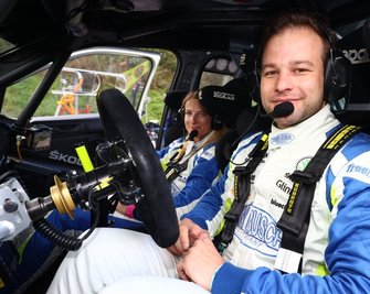Philip Geipel und Co-Pilotin Katrin Becker-Brugger, hier im Cockpit ihres Skoda Fabia R5, fühlen sich für den Finallauf gerüstet und freuen sich auf die heimische Kulisse im Vogtland. 