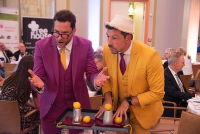 Das Entertainment-Duo Julian Böhme (links) und Pierre-Nicolai Scheffler aus Hamburg unterhielten die Gäste bei der Ehrenamtsgala 2025 des Vogtlandkreises im Königlichen Kurhaus in Bad Elster mit Zaubertricks und anderen Darbietungen.