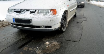Dieses Schlagloch wurde dem VW Polo von Yvonne E. zum Verhängnis: Die Felge muss gewechselt werden, die Radkappe verschwand im Schnee. Inzwischen ist das Loch weiter ausgebrochen und dadurch nicht mehr so scharfkantig, wie in der vergangenen Woche.
