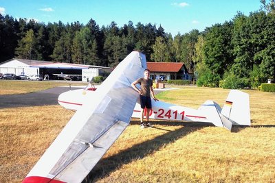 Jens Döring mit der "Grunau Baby 2b" am Auerbacher Flugplatz. Besitzer Frank Hackl hielt es kaum für möglich, den Oldie nonstop über 90 Kilometer fliegen zu lassen. Da hat er sich geirrt.