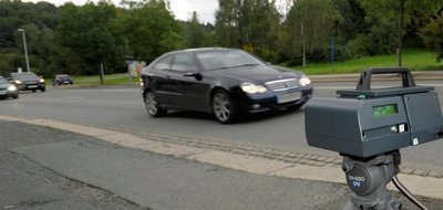 Städtischer Blitzer im Einsatz an der Klinkhardtstraße. Im vergangenen Jahr gab es insgesamt 32 Einsatztage für das Gerät.