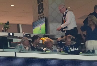  Musiker Rod Stewart (3vl) verfolgte die Partie von der Tribüne. 