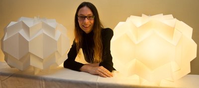 Vanessa Zill und ihre neuen Retro-Leuchten "Charlotta". Bald soll es sie auch in Farbe geben.