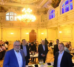 Mittelsachsens Bürgermeister und Landrat Matthias Damm (l.) kamen im Juli 2021 zur Jahreshauptversammlung des Sächsischen Städte- und Gemeindetages im Festsaal "Goldener Löwe" in Hainichen zusammen. Hier findet am 24. Mai das "Freie Presse"-Forum zur Landtagswahl statt. 
