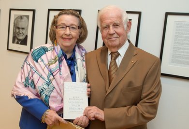 Laut Kurt Biedenkopf gehören seiner Frau Ingrid die Rechte an seinen Tagebüchern. Sachsen darf aber Auszüge veröffentlichen.