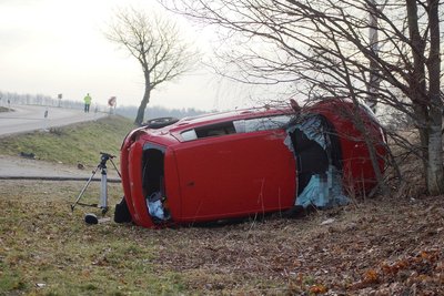 Die Helfer mussten die 47-jährige Fahrerin nach dem Unfall aus ihrem Fahrzeug befreien.