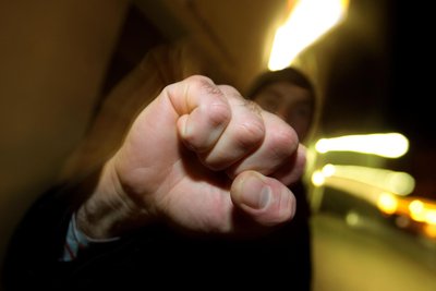 Ein 64-jähriger griff am Montagabend mehrere Personen unvermittelt an.