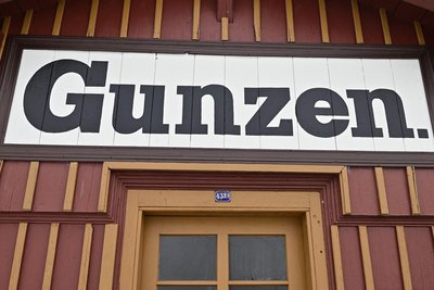 An jedem ersten Sonntag im Monat gibts Musik im Bahnhof Gunzen. Fährt bald der Zug wieder hin?
