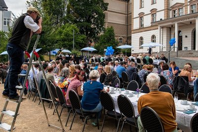 Die Hochschule Mittweida bat zu Tisch: Zu ihrem 30-jährigen Bestehen gab es am Technikumplatz eine große Kaffeetafel. 