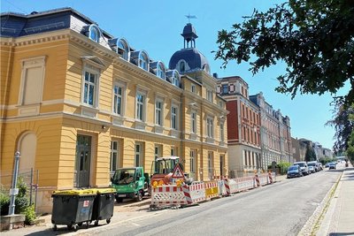 Auch der Friedenspark, hier mit der benachbarten Jugendkunstschule, gehört zu den Lieblingsorten der jungen Leute. 