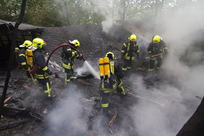 65 Feuerwehrleute sind am Dienstag zu einem Brand auf der Hans-Witten-Straße in Annaberg-Buchholz ausgerückt.