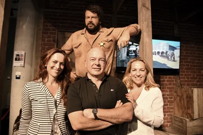Bud Spencers Kinder Diamante Spencer, Giuseppe Pedersoli und Christine Spencer (von links) vor der Wachsfigur ihres Vaters Bud Spencer vor dessen Museum in Berlin. 
