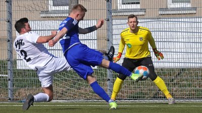 Perfekt angenommen und abgeschlossen: Eddy Wehland (blaues Trikot) erzielte für den VfB Empor Glauchau nach Vorlage von Tobias Dreiucker in der 26. Minute gegen den VfL Pirna-Copitz das zwischenzeitliche 2:0 für sein Team. 