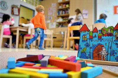 Eltern wünschen sich, dass die Fachkräfte in den Kitas mehr Zeit für jedes einzelne ihrer Kinder hätten. 