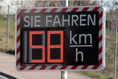 Eine mobile Geschwindigkeitsanzeige - in Schönbrunn 2010 zuerst auf Privatinitiative aufgestellt - war eine der wenigen Reaktionen zur Verkehrssicherheit in Schönbrunn.