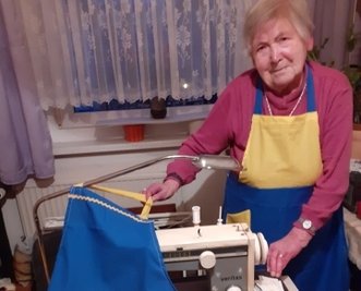 Irene Maliske näht in gelb-blau. 
