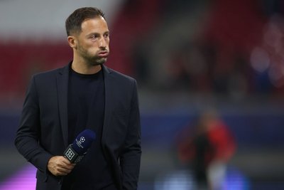 Leipzigs Trainer Domenico Tedesco steht beim Interview nach dem Spiel.