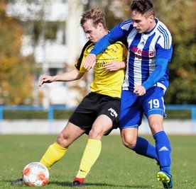 Mit Schussstiefeln: Kevin Seifert (l.), hier im Duell gegen Mittweidas Christian Schmidt, erzielte im Derby das 2:0 für seinen BSC. 