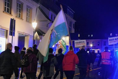 Zu sehen waren auch Fahnen der "Freien Sachsen".