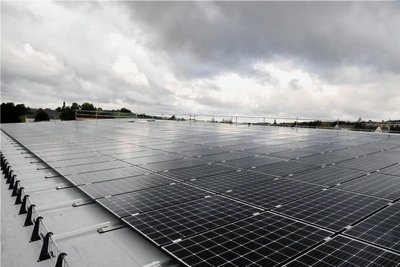 Photovoltaikanlagen, hier auf dem Dach einer Grundschule im Erzgebirgskreis, sind eine Möglichkeit, erneuerbare Energien zu nutzen. 