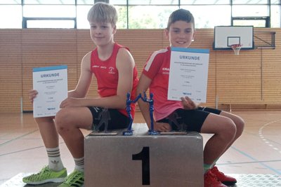 Jann Hoffmann (l.) und Fabian Schumann erkämpften in Olbernhau erneut Podestplätze. Für ihren ersten Platz in der Sachsenpokal-Wertung 24/25 erhielten sie zudem Pokale überreicht.
