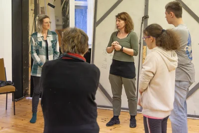 Die künstlerische Betriebsdirektorin Franzy Kwetkat (links) und Dramaturgin Asia Schreiter (Mitte) beobachten die Kandidaten im Annaberger Theater bei Improvisationsübungen genau.