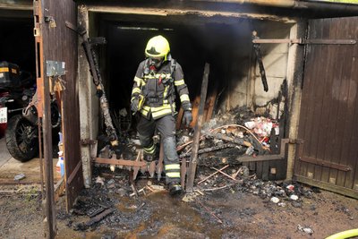 Die Garage brannte völlig aus.
