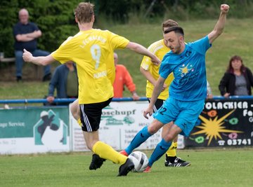 Der SV Concordia Plauen hat vor 350 Zuschauern das Stadtderby gegen den 1. FC Wacker mit 3:1 für sich entschieden. Hier behauptet Concordias Lukas Scholz (blaue Spielkleidung) den Ball gegen Felix Zeuner.