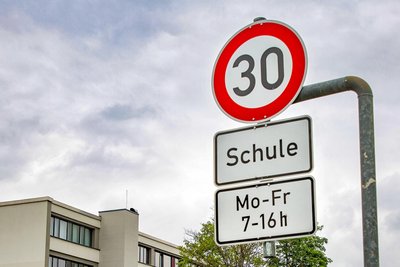 Eine temporäre Begrenzung auf Tempo 30 in Schulzeiten wäre aus Sicht der Eichigter eine Option für die Dorfstraße.