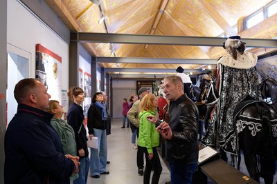 Auch wenn die Bibliothek, in deren Dachgeschoss die Ausstellung zum Fürstenzug untergebracht ist, nicht zur Ostvorstadt gehört, machten die Teilnehmer dennoch einen kurzen Abstecher dorthin. Denn die Modernisierung der Einrichtung zeigte exemplarisch, was in historischer Bausubstanz möglich ist.