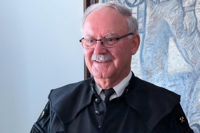 Schatzmeister Uwe Nitschke erläutert die Bedeutung der historischen Uniformsammlung.