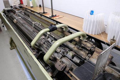Mario Bochmann schätzt, dass über 1500 Nadeln in der Maschine verbaut sind.
