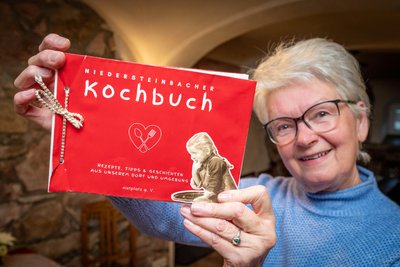 Helga Kroß auf dem Cover des Kochbuchs. Das alte Foto zeigt sie als Vierjährige.