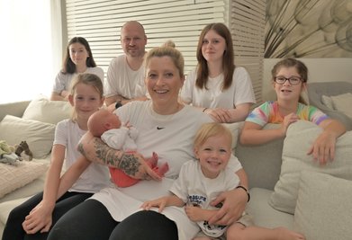 Familie Neubert mit Lynn, Vater Maik, Joy und Elena (hinten von links) sowie Hannah, Mutter Nicole mit der kleinen Leni auf dem Arm und Levi. Auf dem Bild fehlt Nora, die in Dresden lebt.