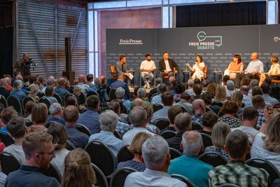 Die damalige deutsche Außenministerin Annalena Baerbock (Mitte) war am 28. August 2024 zu Gast beim „Freie Presse“-Forum im Veranstaltungszentrum Kraftverkehr in Chemnitz. An ihrer Seite war Box-Weltmeister Wladimir Klitschko (3.v.l.), der Bruder des Kiewer Bürgermeisters Vitali Klitschko. Er schilderte auf bedrückende und emotionale Weise, wie der Krieg die Menschen und das Leben in seiner Heimatstadt belastet.