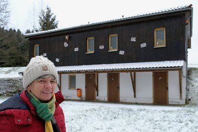 Zu den Vorhaben auf dem Mühlteichgelände gehört für Bürgermeisterin Marion Dick die Sanierung des Sanitärgebäudes. Auf den ersten Blick ist der nach der Wende hochgezogene Zweckbau noch ganz gut in Schuss, doch im Haus hat der Zahn der Zeit genagt. 