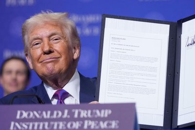 US-Präsident Donald Trump präsentiert bei der ersten Sitzung seines Friedensrates eine Resolution.