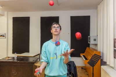 Student Justus Herzig beweist sein artistisches Können beim Jonglieren.