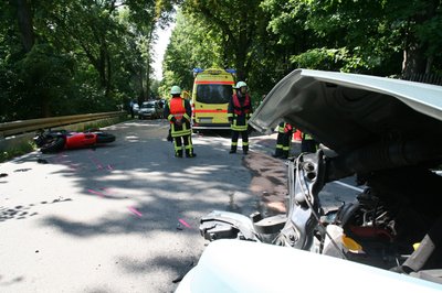 Bei einer Kollision wurde ein Motorradfahrer schwer verletzt. 