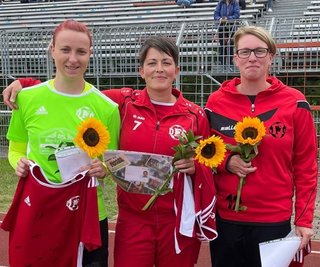 Eileen Rymek-Neef, Susan Heuer und Katja Richter (von links) nach ihrer Verabschiedung vom offiziellen Spielbetrieb. 